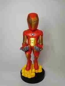 Figura de Iron Man fotografiada sobre fondo claro