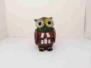 Figura de búho sobre fondo blanco con luz pareja