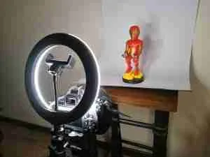 Aro de luz iluminando la figura de Iron Man sobre fondo blanco