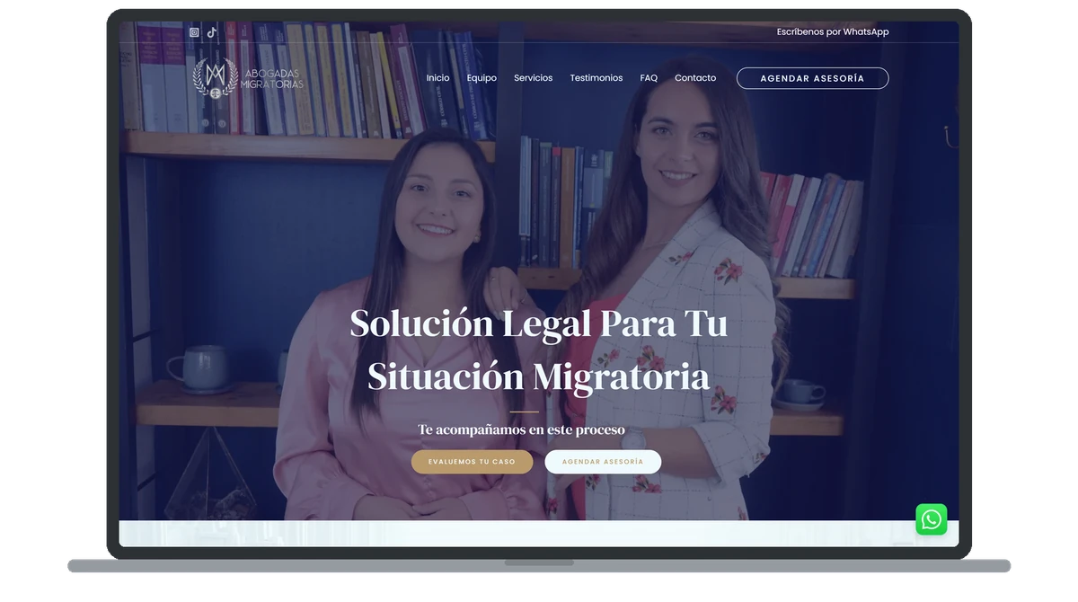 Sitio web de Abogadas Migratorias visto en un notebook