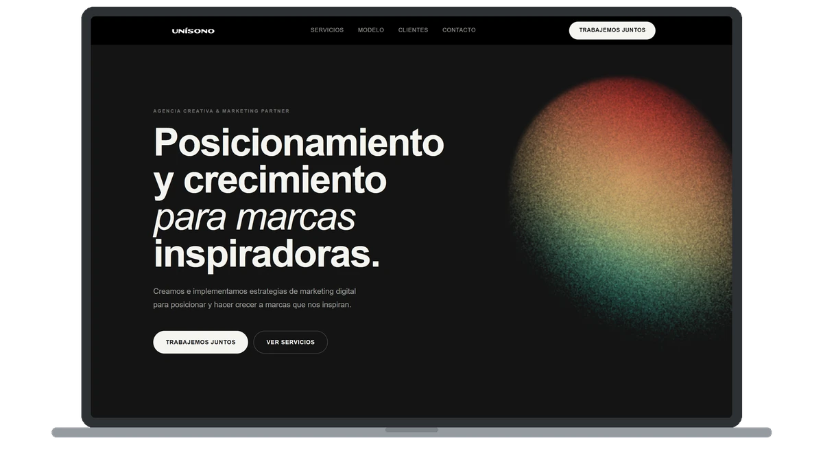 Sitio web de la agencia creativa Unísono visto en un notebook